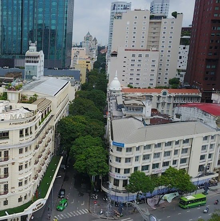 Bộ mặt hiện đại với những cao ốc chọc trời tại quận 1, tạo ra hình ảnh về một thành phố Hồ Chí Minh hiện đại
