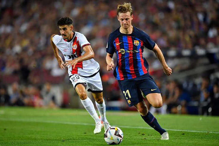 De Jong vào sân thay người ở trận ra quân của Barca tại La Liga cuối tuần qua khi họ hòa Rayo Vallecano