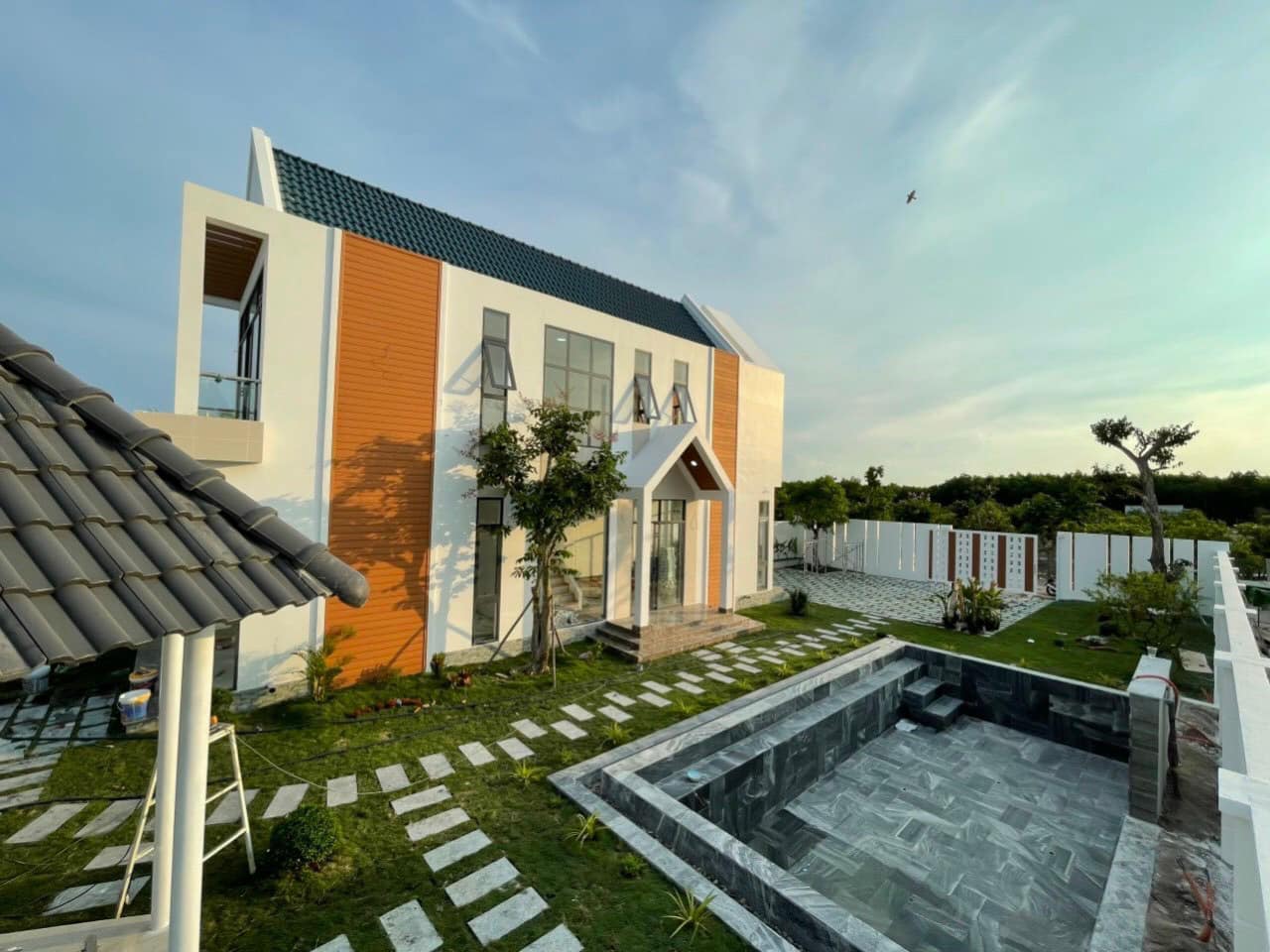 Hàng loạt sao Việt chúc mừng và khen ngợi sự giỏi giang của nữ diễn viên