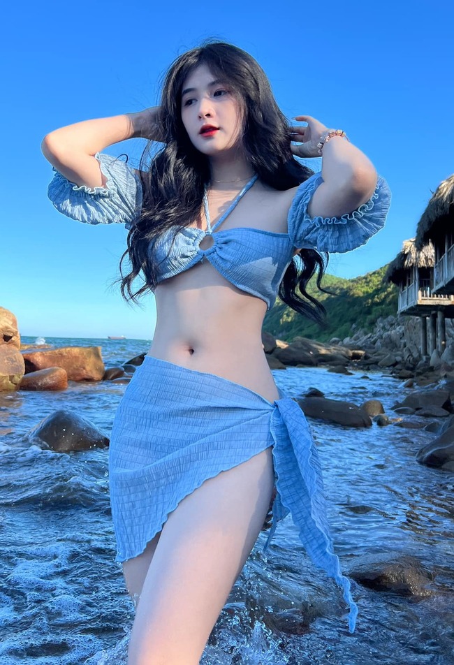 Quỳnh Alee&nbsp; sở hữu gương mặt trái xoan xinh đẹp, sống mũi cao cùng khuôn miệng hài hòa. Nữ streamer&nbsp;thường xuyên đăng tải clip ra sân cổ vũ các chiến binh Sao Vàng trên tài khoản TikTok 4,3 triệu follow.

