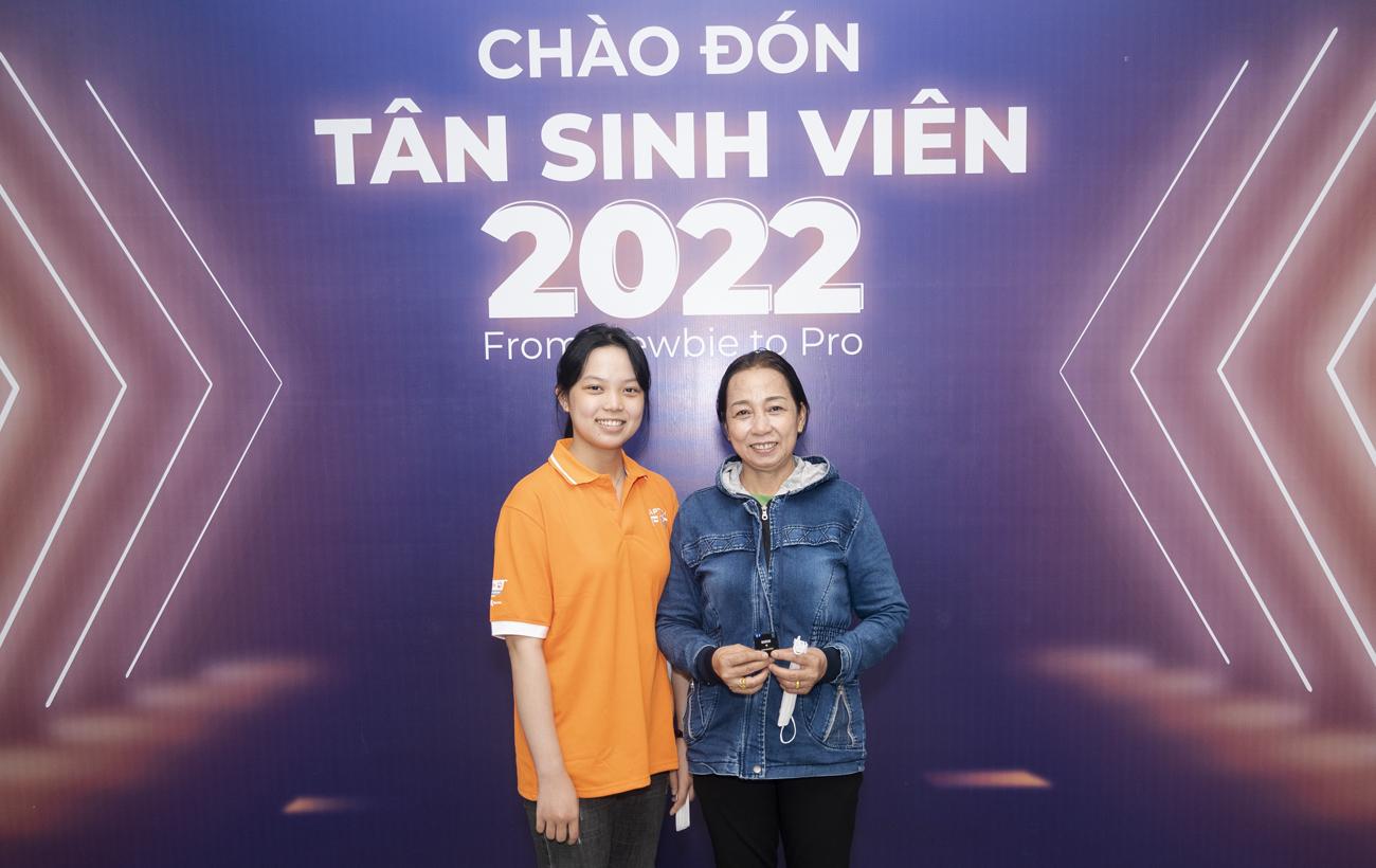 Bạn Nguyễn Bảo Trân và mẹ cùng tham dự buổi khai giảng sáng ngày 9/8 tại FPT Aptech Hồ Chí Minh