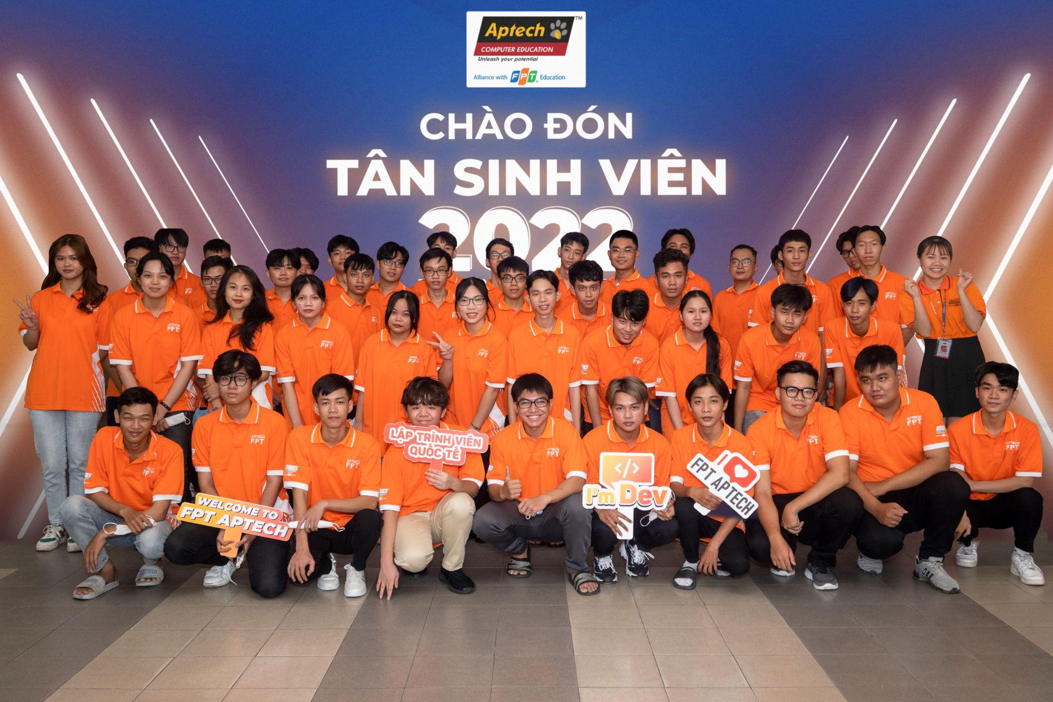 Các tân sinh viên 2K4 chụp ảnh check-in tại cơ sở Tp. Hồ Chí Minh