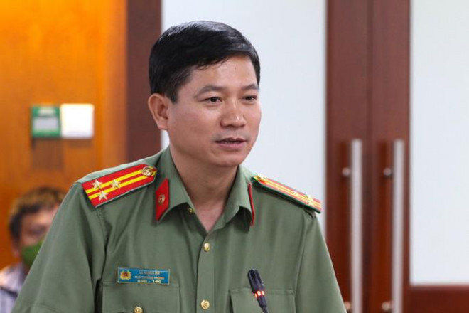 Thượng tá Lê Mạnh Hà, Phó Trưởng phòng Tham mưu - Công an TP HCM, thông tin về sự việc nữ sinh được cho là "mất tích" trên địa bàn thành phố tại buổi họp báo; Ảnh: Thành Nhân