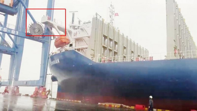 Mũi cabin tàu Tiger Maanshan đâm vào cầu tàu, trụ cần cẩu cảng Đình Vũ (phần khoanh đỏ)
