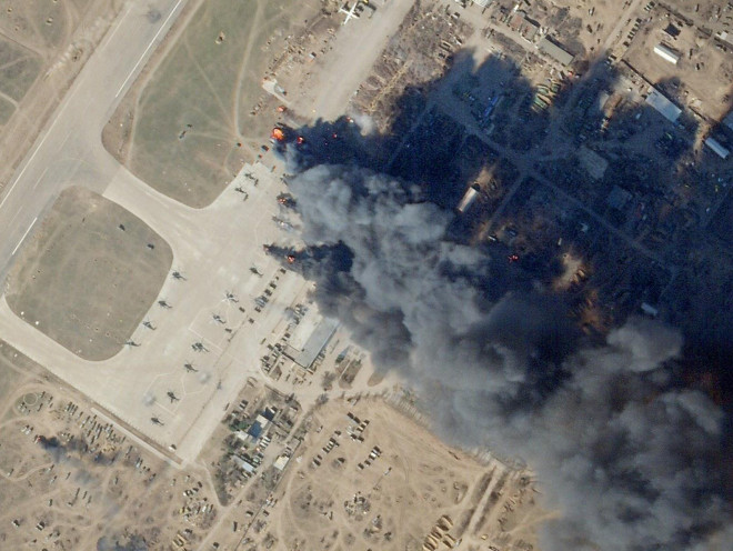 Điều này tạo ra thách thức về mặt hậu
cần với các lực lượng Nga đang hoạt động ở đó. Binh sĩ Ukraine còn
tiến hành một loạt cuộc tấn công vào kho đạn và các điểm tập kết
phía sau phòng tuyến của Nga.