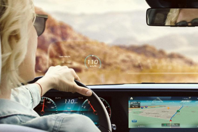 Mercedes-Benz MBUX. Ảnh: Carbuzz.