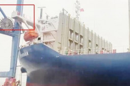 Tin tức trong ngày - Tàu biển 2,5 vạn tấn đâm vào cầu cảng tại Hải Phòng