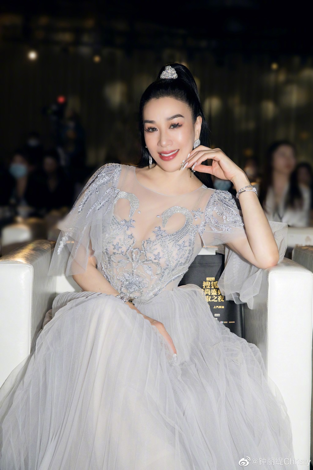 Người đẹp chăm chỉ tập luyện để giữ dáng.