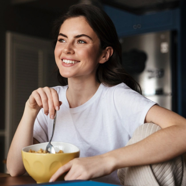 Ngoài việc cung cấp đủ nước, dưỡng ẩm và làm sạch da hàng ngày, một phần quan trọng của bất kỳ quy trình chăm sóc da thành công và lành mạnh nào là một chế độ ăn uống cân bằng và giàu protein. 