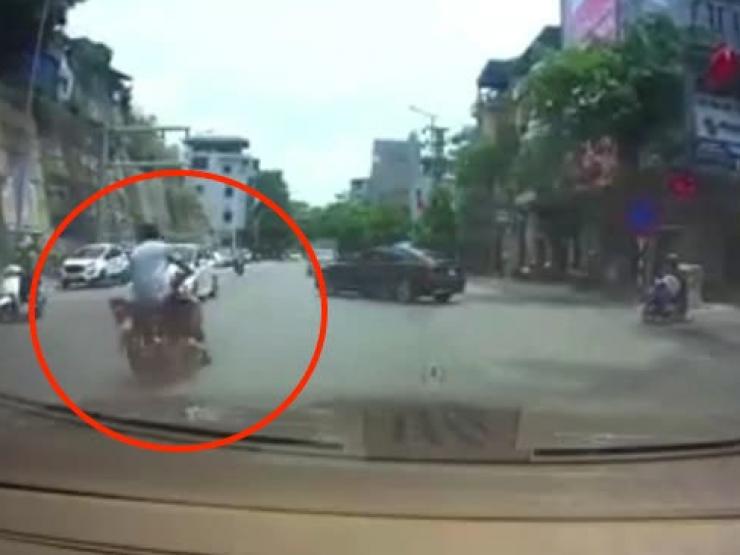 Tin tức trong ngày - Clip: Xe máy "chao đảo" gặp tai họa vì ô tô có hành động bất ngờ lúc sang đường