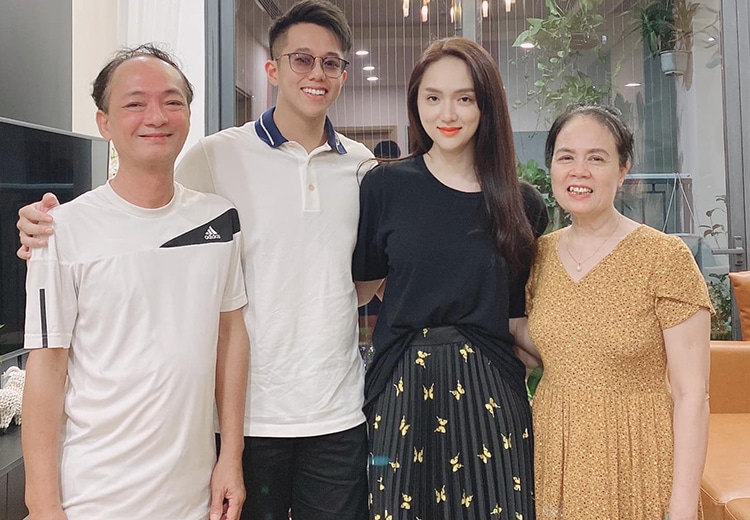 Cặp đôi đăng hình bên bố, mẹ Hương Giang