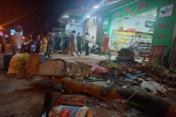 Tin tức trong ngày - CLIP: Ớn lạnh ô tô "điên" tông vợ chồng chủ tiệm trà thương vong