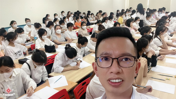 “Việc được đồng hành và làm cầu nối, đưa người lao động và du học sinh đi khắp thế giới – chính là phần thưởng tuyệt vời nhất!” – Giám đốc phát triển chuỗi tuyển sinh Nguyễn Thanh Bình quả quyết.