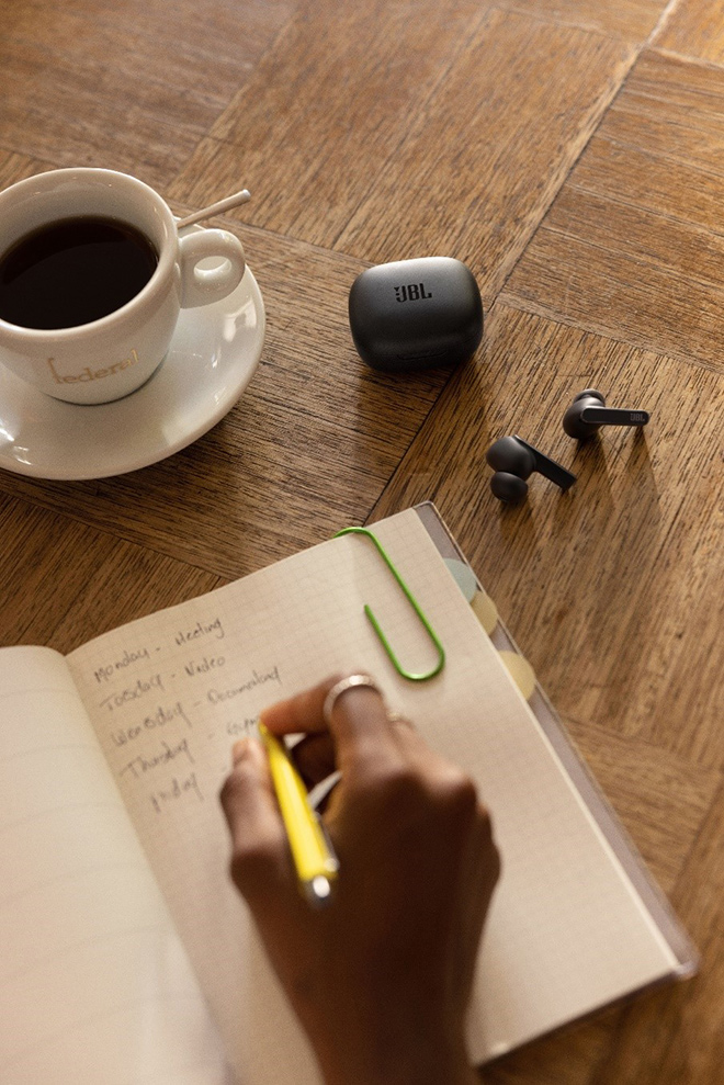 Cổng âm và eartips cũng được thiết kế lại với màn hợp tác cùng giải pháp Oval Tubes™ cho khả năng bám tai vững chắc cùng độ vừa vặn hoàn hảo.