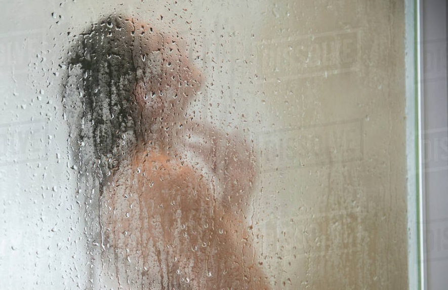 Nạn nhân đã rất sốc khi biết mình bị gã hàng xóm nhìn trộm và quay lén khi đang tắm. (Ảnh minh họa)