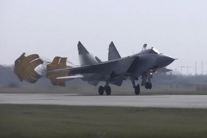 Tiêm kích MiG-31 hạ cánh tại sân bay quân sự&nbsp;Chkalovsk ở vùng Kaliningrad vào ngày 18/8.
