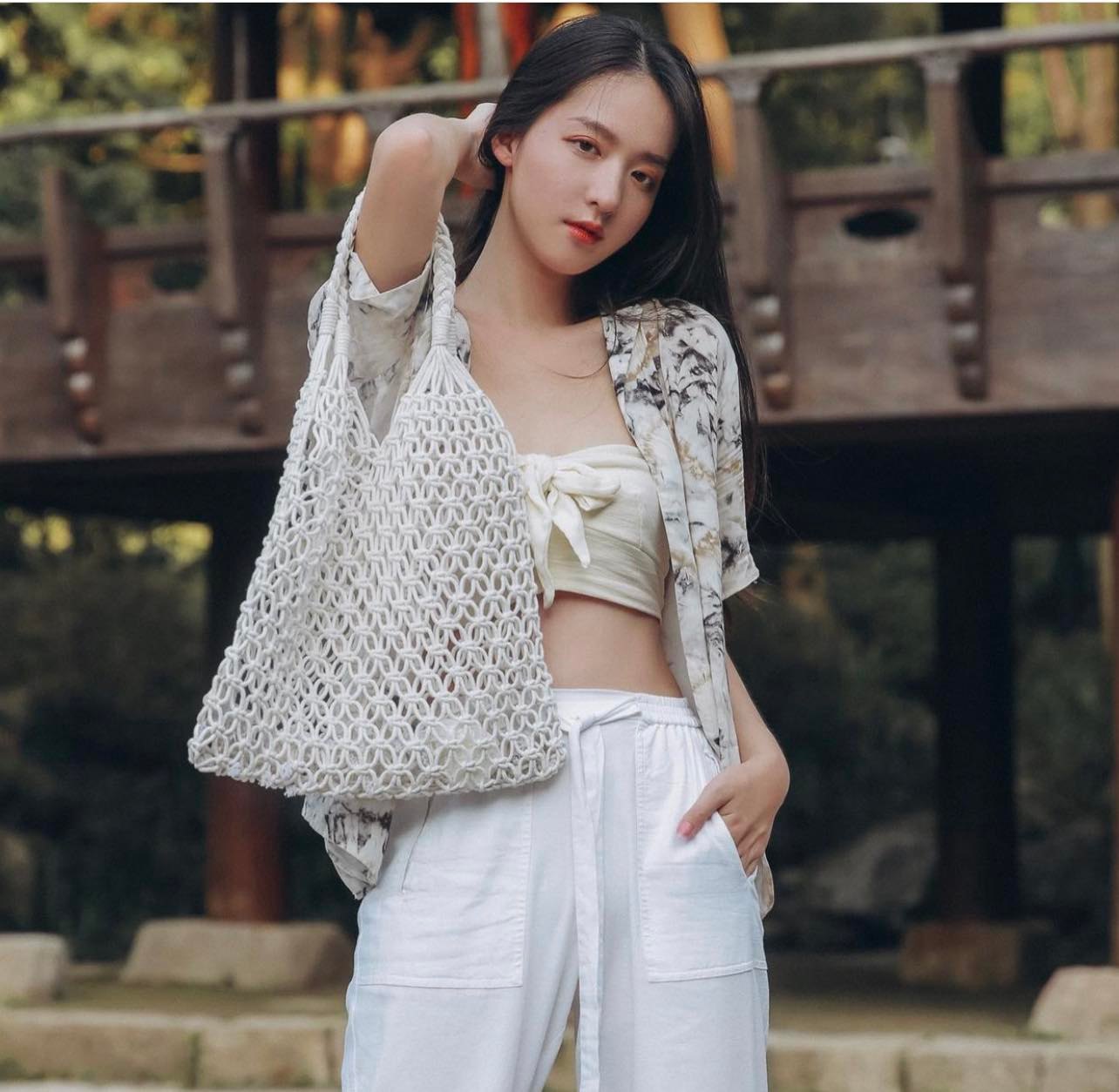 Sau khi nổi tiếng cô nhanh chóng nhận được nhiều lời mời kết bạn và làm quen từ nhiều thanh niên.