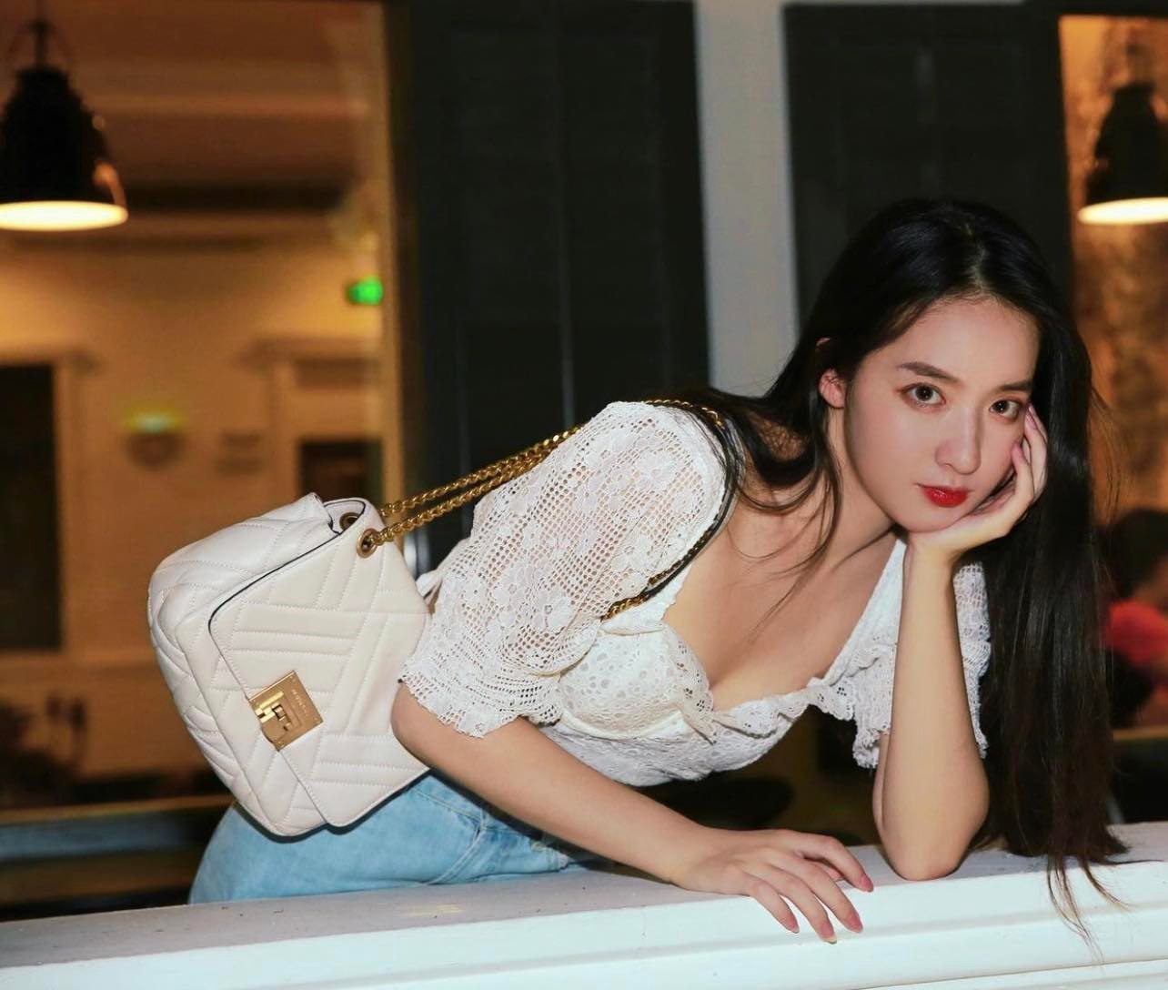 Những bức ảnh người đẹp đăng tải đều nhận về hàng nghìn lượt yêu thích.