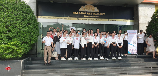 Giám đốc Nguyễn Thanh Bình (ảnh trái): “Khách hàng là ân nhân – là người quyết định sự tồn vong của doanh nghiệp”.