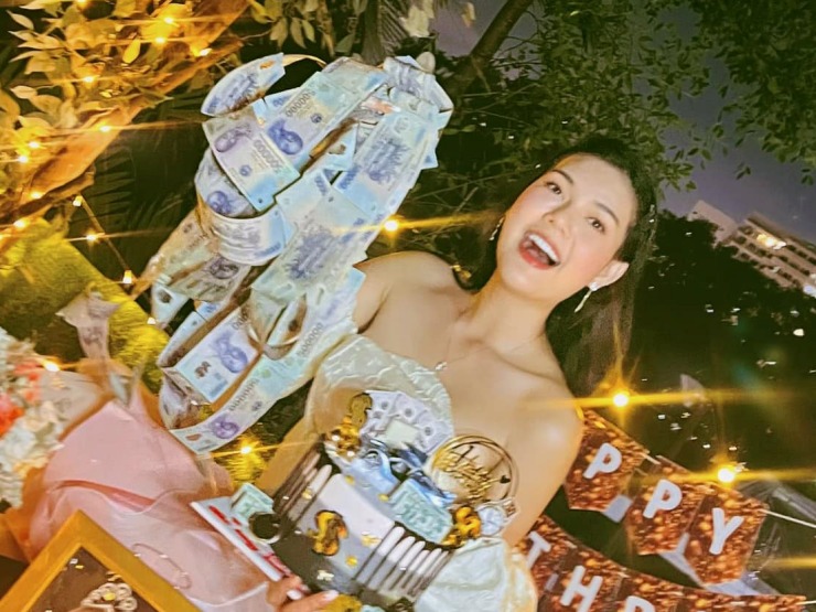 Giải trí - Lê Ngọc Trinh nhận chuỗi tiền 500 nghìn kéo mỏi tay không hết, có sốc bằng Mr. Đàm được tặng cọc tiền 2,5 tỷ?