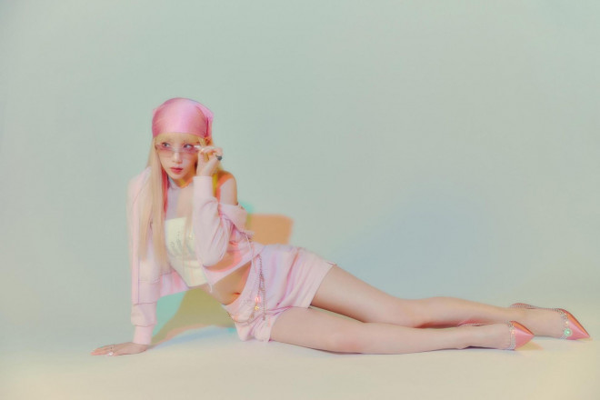 Tinh thần của Y2K cũng có mặt trong nhiều MV triệu views K-pop, tiêu biểu có thể kể đến MV solo Weekend của Taeyeon (SNSD).