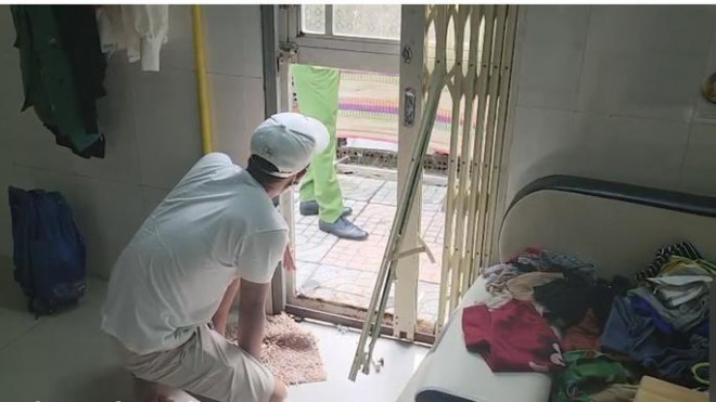 Hiện trường vụ trộm, cửa phía sau bị đập vỡ kính