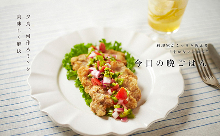 10. Cốt lết chiên xù với salad rau củ

Cắt cốt lết thành từng khoanh dày 2cm, dập dập cho phẳng, rắc thêm chút muối. Tiếp theo lăn cốt lết qua bột mì, trứng, vụn bánh mì rồi chiên ngập dầu. Cắt cà chua bi, ớt ngọt, hành tím thành miếng vuông 1cm, thêm rau thơm, trộn với nước cốt chanh, dầu ô liu và chút muối. Cuối cùng, xếp cốt lết ra đĩa, rưới hỗn hợp rau củ lên trên.
