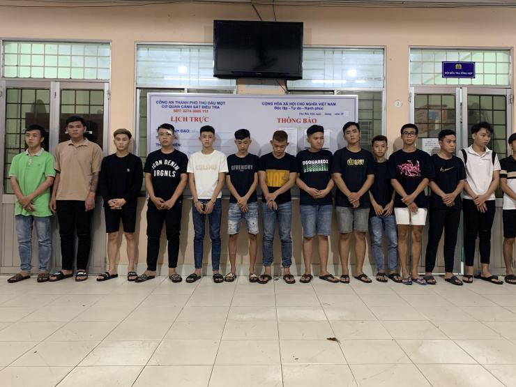 Pháp luật - 30 thanh thiếu niên mang hung khí "nóng" giải quyết mâu thuẫn giao thông