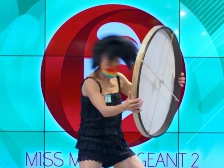 Thời trang - Thí sinh 55 tuổi dùng đầu đánh trống trong cuộc thi "Hoa hậu Khẩu trang"