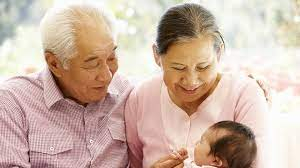 Ông bà giúp việc cho con cháu vẫn là vấn đề nhức nhối muôn thuở của xã hội. (Ảnh minh họa).