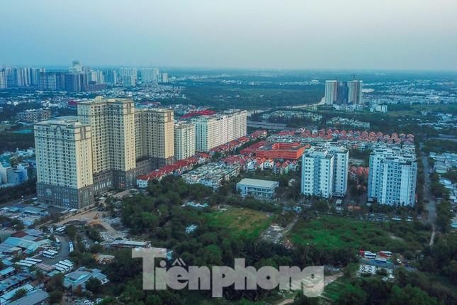 Không chỉ nhà ở mà ngay cả các chủ căn hộ chung cư cũng rơi vào tình trạng tương tự