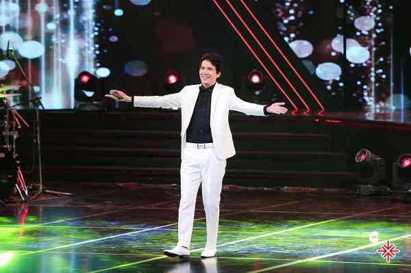 Sau đó, anh đỗ vào Học viện Âm nhạc Quốc gia,
nhưng vẫn không thoát khỏi cái mác nghèo đeo bám.