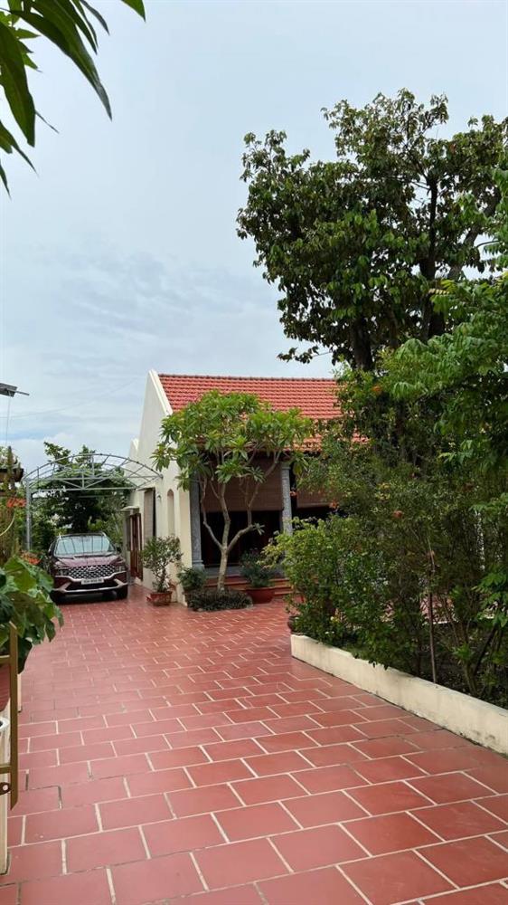 Sân được lát gạch đỏ vuông vức, sạch sẽ