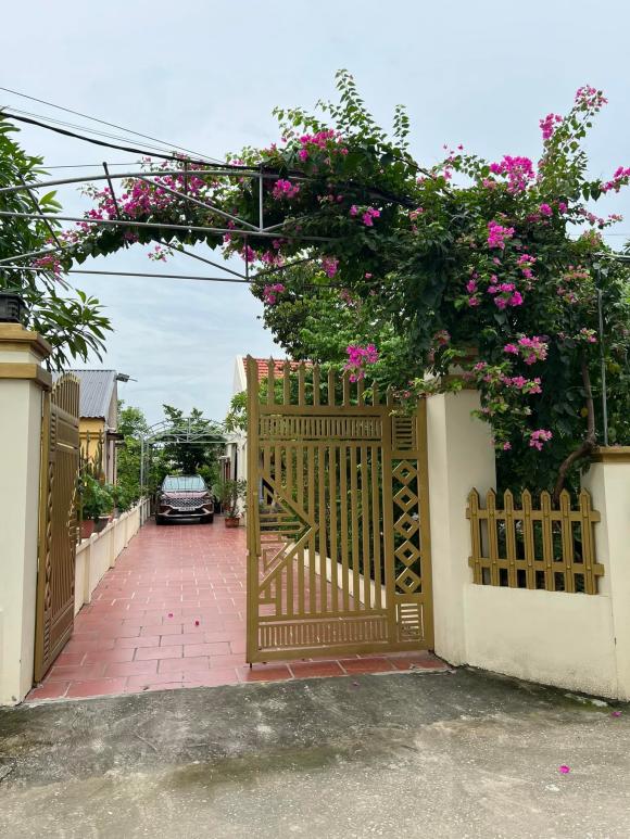 Cổng nhà là cả dàn hoa giấy khoe sắc rực
rỡ