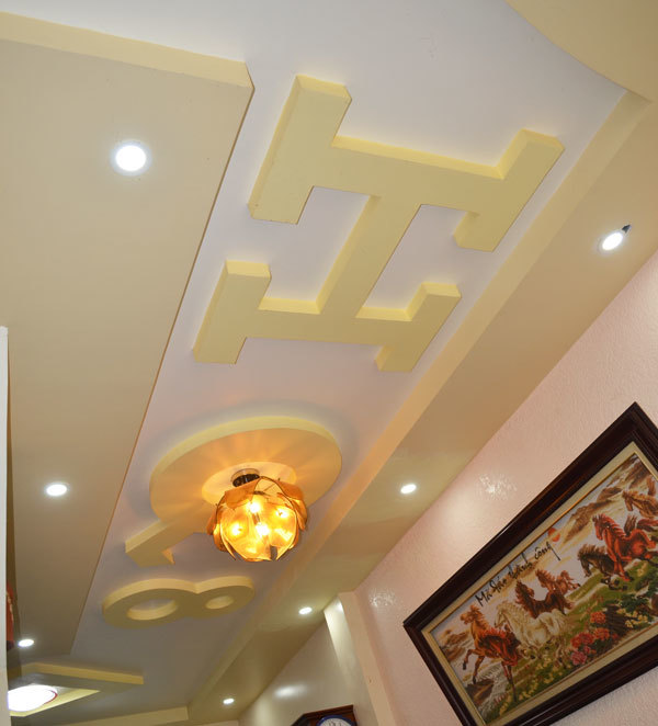 Trong phòng có nhiều hình ảnh của ca sĩ Hồ
Quang 8. Trần nhà, anh cũng viết tên mình.