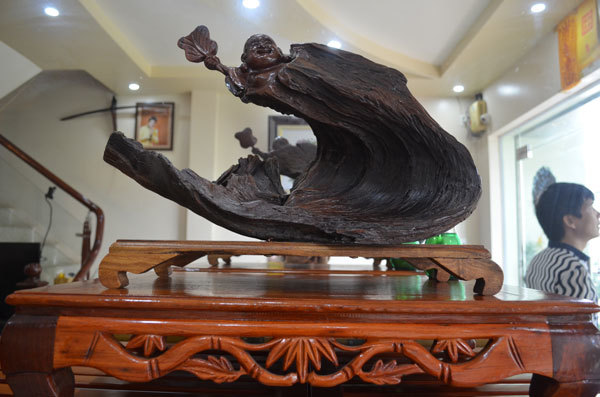 Mỗi lần đi diễn, có gì hay ở địa phương, Hồ
Quang 8 lại mua về làm kỉ niệm. Đôi khi những thứ trưng bày trong
nhà còn do người hâm mộ tặng anh.