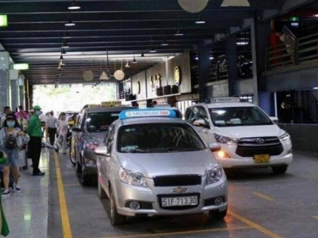 ”Cấm cửa” taxi, xe công nghệ làm giá, vòi tiền khách tại Tân Sơn Nhất
