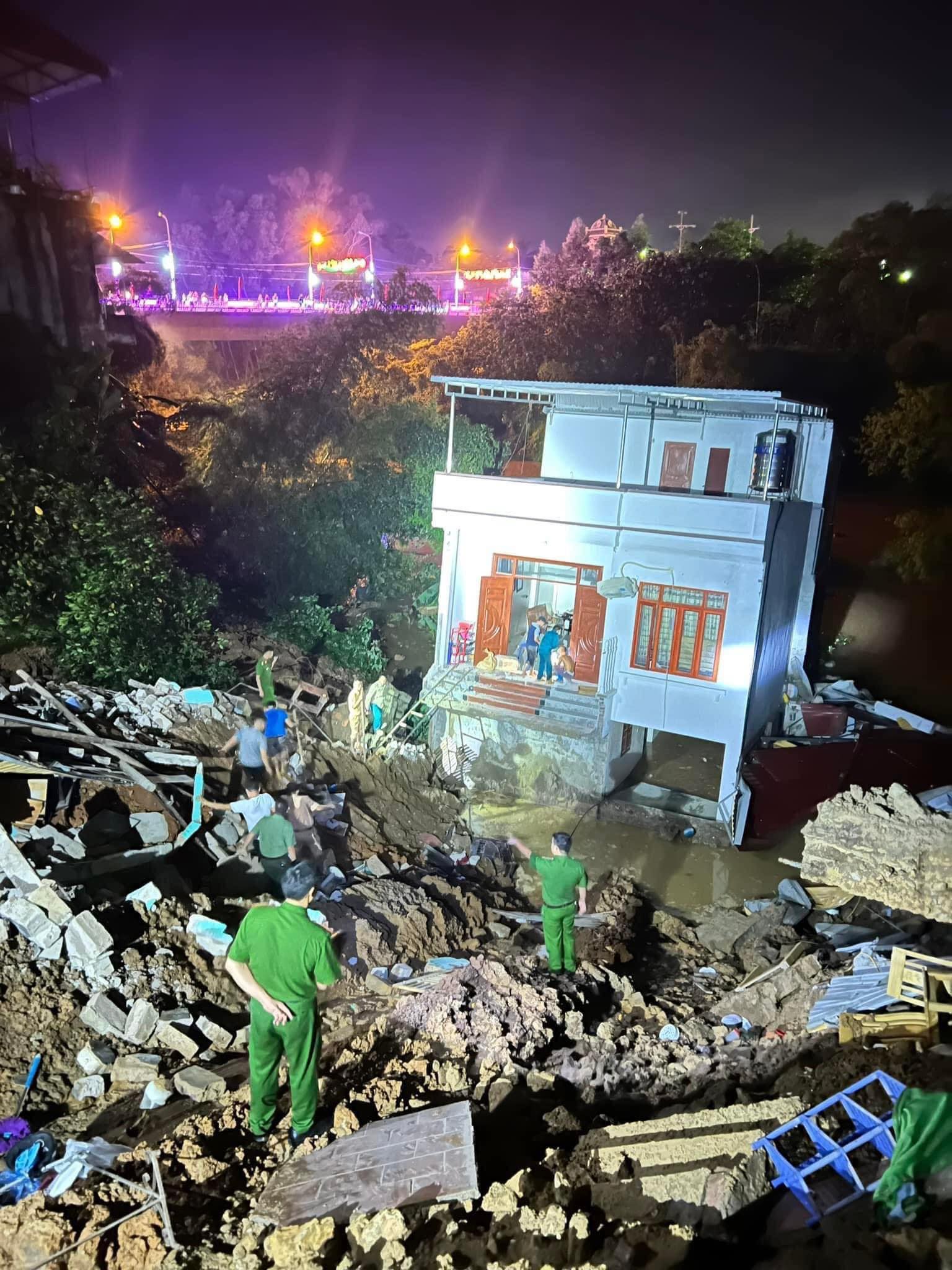 Ngôi nhà 2 tầng 1 tum bị sụt trôi dạt xuống bờ sông.