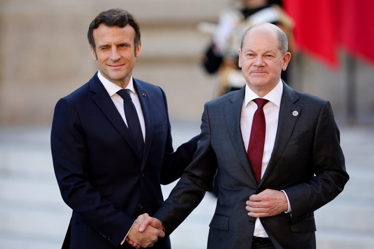 Thủ tướng Đức Olaf Scholz (phải) và Tổng thống Pháp Emmanuel Macron.