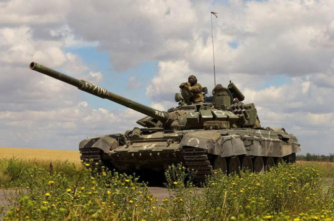 Xe tăng chở binh sĩ Nga trong chiến dịch quân sự ở Ukraine. Ảnh: REUTERS