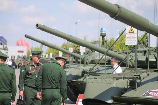 Trở ngại lớn nhất với Nga hiện nay là rất ít khách hàng sẵn sàng thách thức các lệnh trừng phạt từ Đạo luật CAATSA của Mỹ, không chỉ có vậy, việc các ngân hàng Nga bị ngắt khỏi hệ thống thanh toán toàn cầu SWIFT cũng khiến nhiều đối tác "chùn chân".