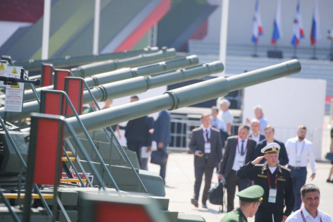 Nhiều vũ khí, khí tài, trang thiết bị quân sự của Nga rất khó khăn trong việc sản xuất tiếp, bởi các lệnh cấm vận đã chặn những linh kiện cần thiết, đặc biệt là bảng mạch điện tử hay chip công nghệ cao.