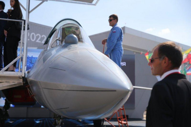 Nga công bố bên lề cuộc triển lãm, họ đã ký được những thỏa thuận mua bán vũ khí với giá trị cao, nhưng điều này đang gây ra nghi ngờ lớn, bởi vì tên khác hàng hoàn toàn được giữ kín, trái với thông lệ hàng năm.