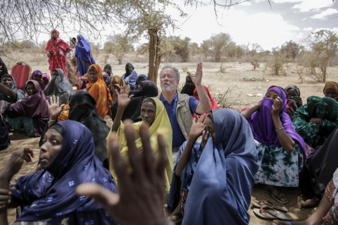 Giám đốc Chương trình Lương thực Thế giới – ông David Beasley (giữa) – nói chuyện với dân làng Wagalla ở miền Bắc Kenya. Ảnh: AP