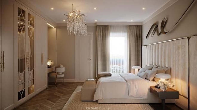 Phòng ngủ có đèn chùm, gường và tủ quần áo
lớn.