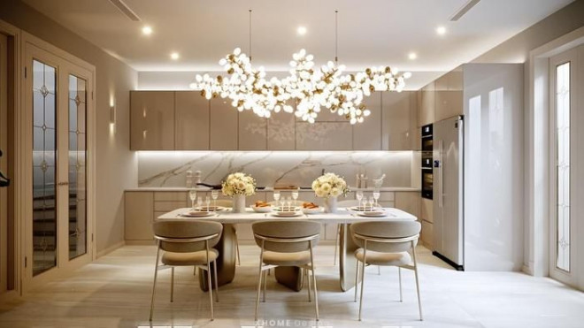 Phòng bếp có bàn ăn rộng rãi và trang bị đầy
đủ thiết bị cần thiết.