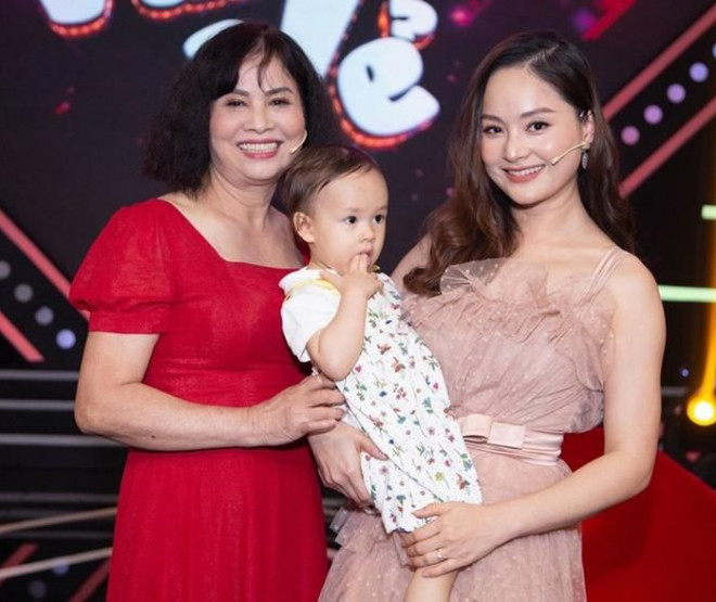 Lan Phương bên mẹ ruột và con gái.