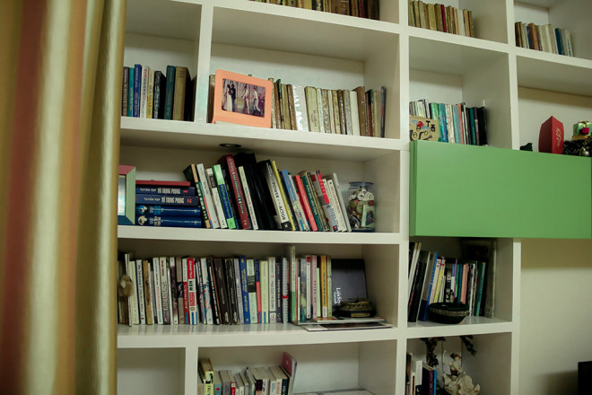 Tủ sách gắn bó với Lan Phương từ thời
đại học. Vốn thích đọc truyện nên lượng sách của cô ngày càng
tăng.