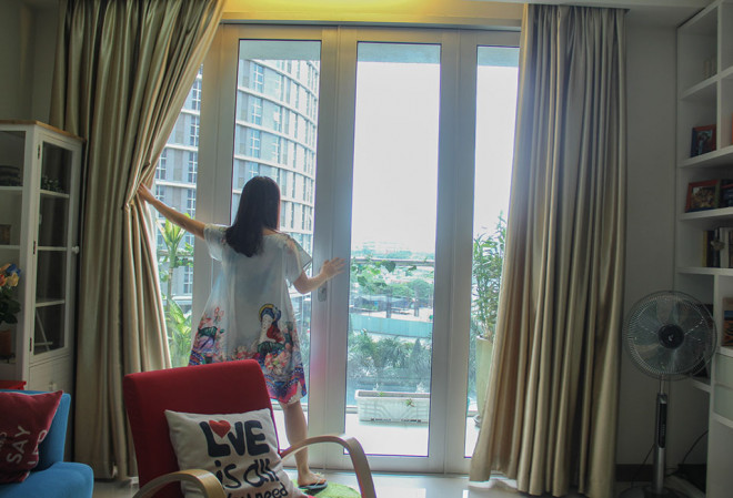 Từ căn hộ có thể nhìn xuống bể bơi và ngắm các
toà nhà chọc trời.