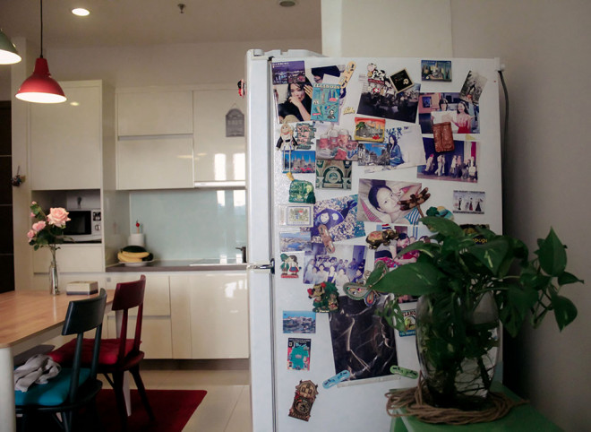 Có dịp đi du lịch nhiều nước trên thế
giới, Lan Phương có sở thích sưu tầm các món đồ đặc trưng mỗi quốc
gia. Trên chiếc tủ lạnh, cô gắn những kỷ niệm các nơi từng đặt
chân đến.